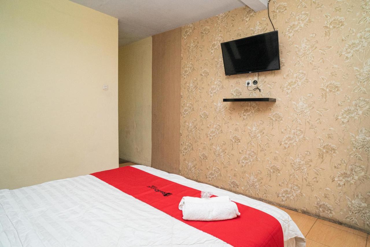 เรดดอร์ซ ใกล้ไซเบอร์ มอลล์ Hotel มะลัง ภายนอก รูปภาพ