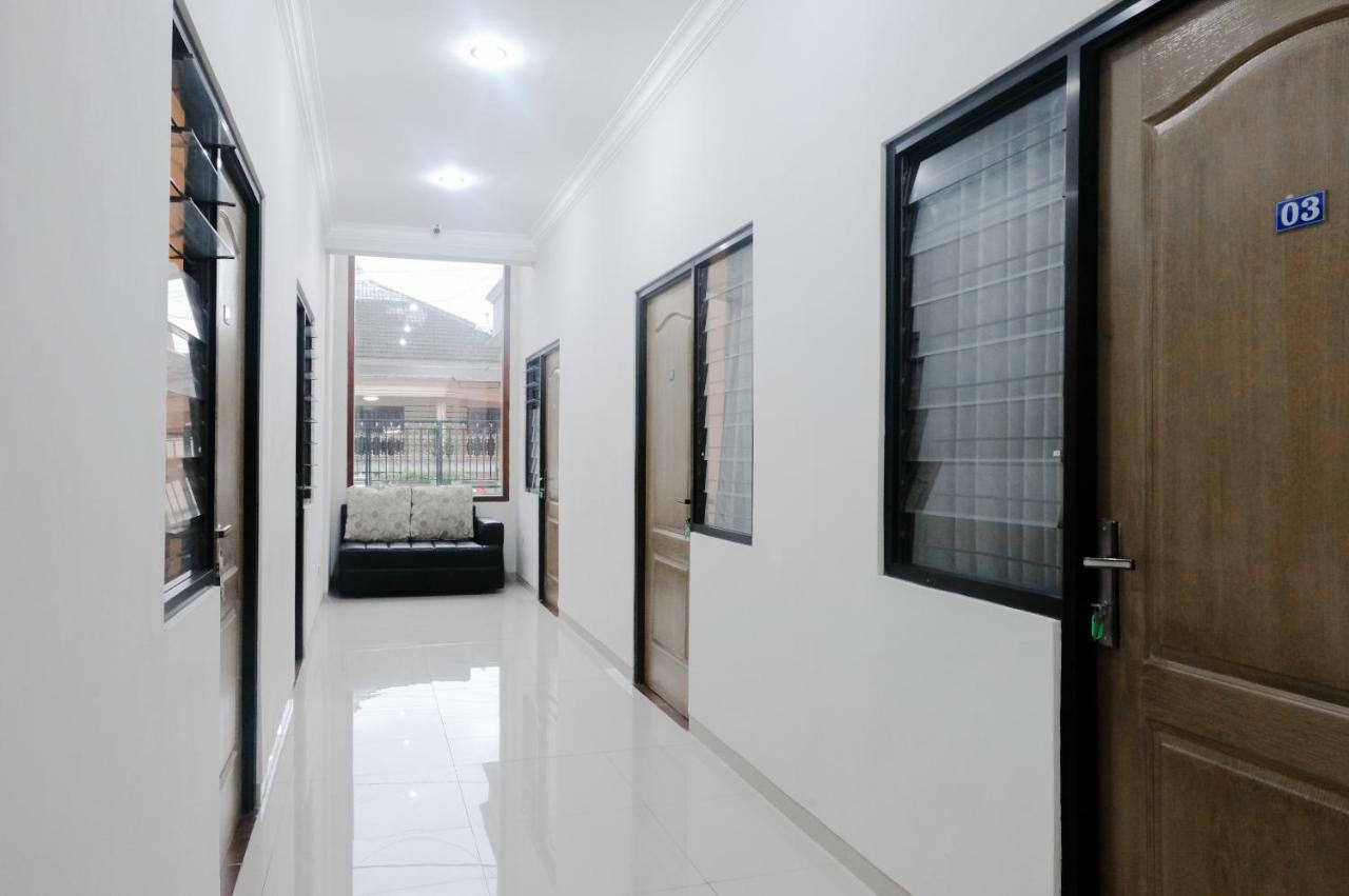 เรดดอร์ซ ใกล้ไซเบอร์ มอลล์ Hotel มะลัง ภายนอก รูปภาพ