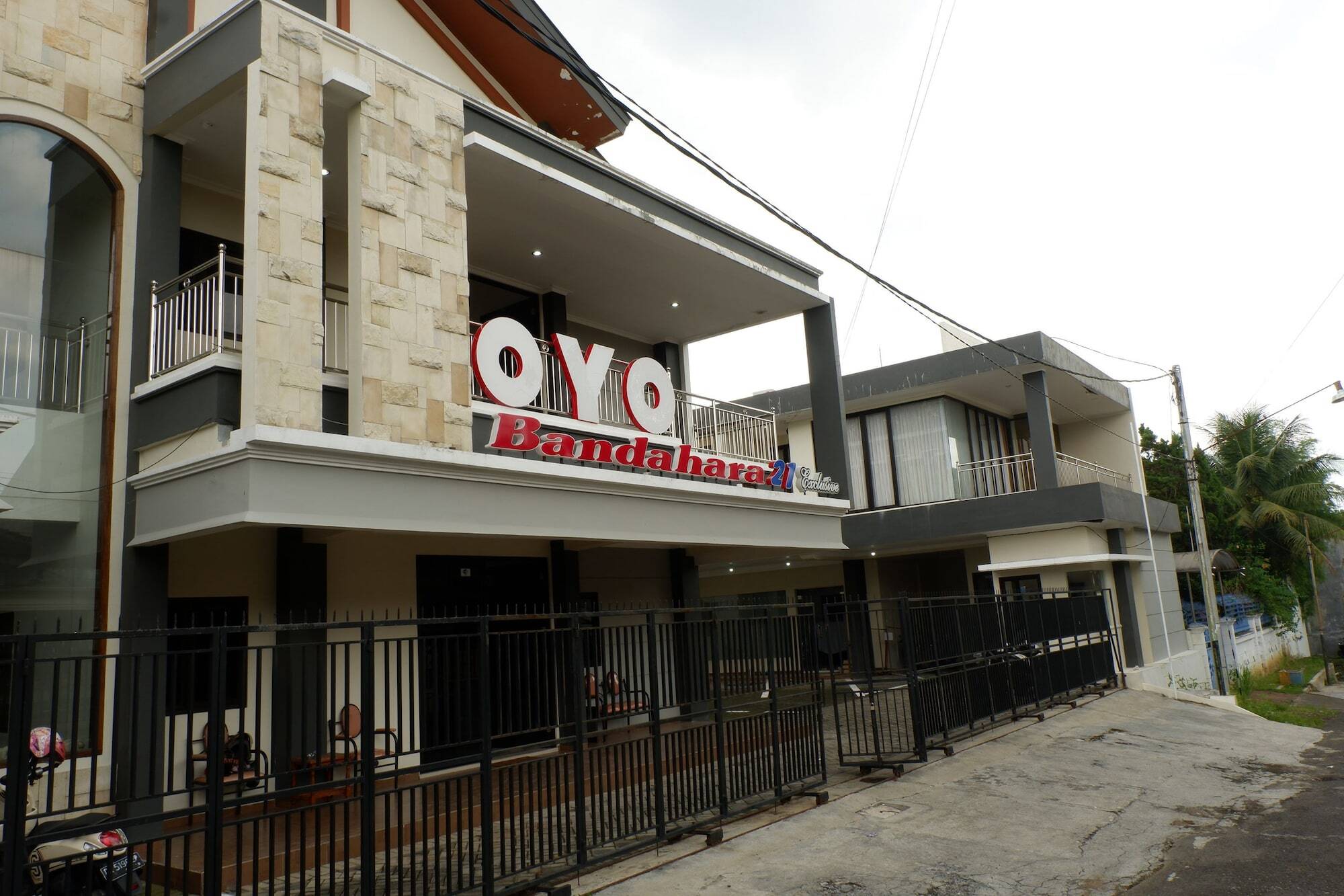 เรดดอร์ซ ใกล้ไซเบอร์ มอลล์ Hotel มะลัง ภายนอก รูปภาพ